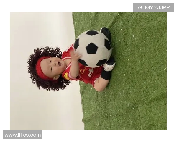 足球明星娃娃的真实身份揭秘及其精彩图片展示