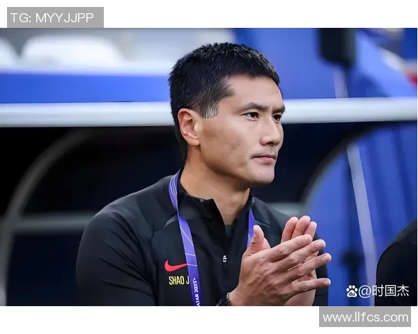中国足球队主教练在赛后总结中强调团队合作与战术执行的重要性